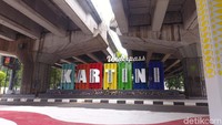 Underpass ini juga dilengkapai dengan taman cantik dan lampu yang indah di malam hari. Lengkap dengan penanda nama Underpass Kartini dibawah jembatan tol layang JORR di persimpangan Lebak Bulus.