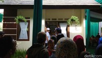 Sebagian warga melihat-lihat isi jeroan dari contoh rumah atau show unit yang sengaja disediakan untuk warga yang ingin tahu seperti apa rupa dari rumah tapak DP Rp 0.