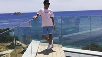 Gaya Junaid Ahmed saat di Ibiza, Spanyol (@junaidahmedx/Instagram)