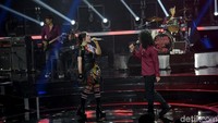 Mereka tampil membawakan lagu Virus. Pool/Noel/detikFoto.