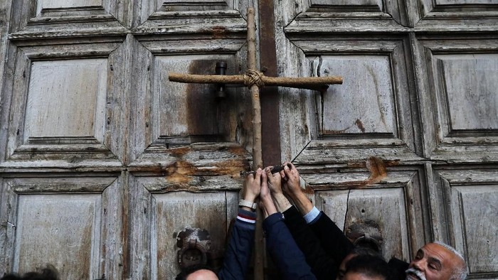 Foto Aksi Protes di Gereja Makam Kudus yang Dibuka Kembali Hari Ini