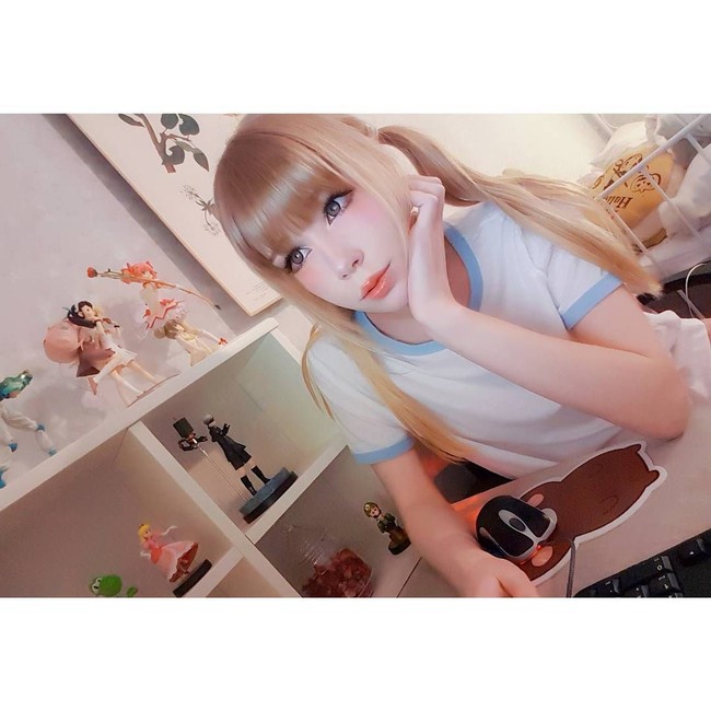  Saya selalu menyukai hal-hal yang lucu. Tapi, ada saatnya dalam hidup, saya pikir itu kekanak-kanakan, bahkan saya tidak diizinkan menyukai warna pink dan menjadi girly. Saya senang bisa mengatasinya dan menyadari tak ada yang salah dengan hal itu. Dan ini tidak membuat Anda kurang menyukai hal-hal lucu, ujarnya. Foto: Instagram