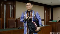 Aditya Anugerah Moha tampak tersenyum saat jalani sidang perdana di Pengadilan Tipikor, Jakarta, Rabu (28/2/2018).