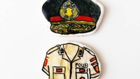 Kalau polisi dikasih kue ini pasti senang. Malah jadi sayang untuk dimakan. Kue bentuk seragam dan baju dinas polisi gemesin banget. Foto: Instagram @qmjft