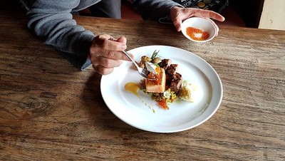 10 Gaya Santai Chef Chandra Yudasswara Menikmati Makanan