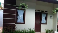 Tepat di depan rumah disisakan sedikit ruang sebagai taman atau tempat resapan air.