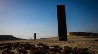 Di kawasan Zekreet Peninsula, Qatar, sekitar 1 jam berkendara dari Doha, traveler akan disuguhkan pemandangan berbeda. Ada 4 pelat baja misterius (Barry Neild/CNN)