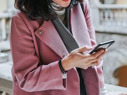 Kala Dian Sastro Berkencan dengan Galaxy S9+