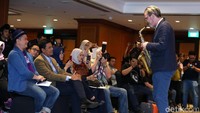 Salah satu musisi unjuk kebolehan di sela-sela konferensi pers terkait penyelenggaraan Jakarta Internasional Java Jazz Festival 2018.