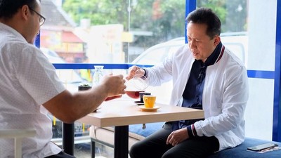 Pecinta Kopi, Begini 10 Gaya Ngopi Triawan Munaf yang Kekinian