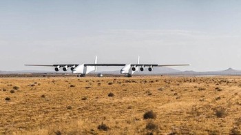 Roda pesawat jika ditotal ada 28 buah. Mesinnya, ada 6. Semuanya menggunakan mesin jet Boeing 747. Kabel-kabelnya, kalau dipanjangkan bisa sampai sejauh 97 Km. Foto: Stratolaunch