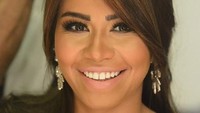 Sherine menjawab dengan menyatakan minum dari Sungai Nil bisa memicu bilharzia, sejenis penyakit karena parasit yang pernah menyebar di Mesir. Minum Evian saja, kelakarnya dalam video itu. Foto: Instagram/@sherine