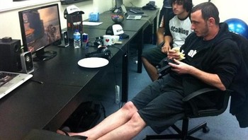 Setelah bermain Call of Duty: Black Ops 2 selama 135 jam 15 menit 10 detik, Okan Kaya sukses mencatatkan namanya di buku rekor dunia sebagai orang yang memainkan game bertipe First Person Shooter (FPS) terlama. Foto: Internet