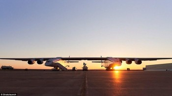Dalam uji coba ini, Stratolaunch sukse berjalan dengan kecepatan 40 knots atau sekitar 74 kilometer per jam. Foto: Stratolaunch