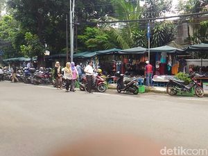 PKL Boleh Jualan di Trotoar Melawai, Pejalan Kaki Melintas di Jalan