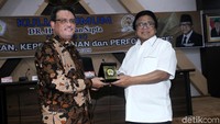 Thamrin Usman menerima plakat DPD RI dari Oesman Sapta Odang.
