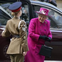 Untuk kontribusinya, Rachel mendapat sertifikat Royal Warrant, semacam surat perintah kerajaan untuk pedagang yang memasok barang atau jasa ke istana atau tokoh kerajaan,pada 2014. Trevor-Morgan juga pernah membuat topi untuk Elizabeth Taylor, Joan Collins, dan Putri Diana. Foto: Getty Images