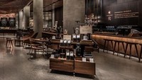 Interior Starbucks Reserve klasik dengan sentuhan dominan kayu dan furnitur berwarna hitam nan elegan. Foto: Istimewa