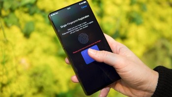 Vivo meletakan sensor tersebut di bagian tengah bawah layar. Foto: Cnet