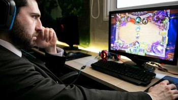 Setelah bermain Hearthstone selama 38 jam 22 menit, Ilias-Dagis Argyriou sukses mencatatkan namanya di buku rekor dunia sebagai orang yang memainkan video game bertema kartu terlama. Foto: Internet