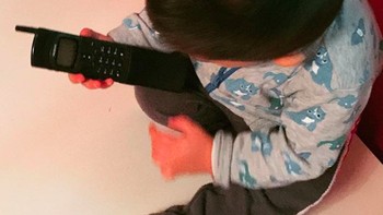 Anak masa sekarang yang mungkin kebingungan melihat Nokia 8110. Foto: Instagram