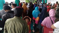 Sekitar seratusan orang mulai memadati area peresmian.