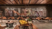 Starbucks sengaja membuat konsep komunal sehingga para pengunjung bisa berkumpul bersama teman atau berinteraksi satu sama lain. Foto: Istimewa