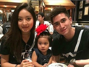 So Sweet! Verrel Bramasta Sayang Banget Lho pada Adik Kecilnya