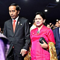 Mendampingi Presiden Jokowi menghadiri pembukaan Konferensi Tingkat Tinggi (KTT) ASEAN ke-31, Manila, Filipina November 2017, Iriana memadukan tas songket Minang dari Lungsin dengan baju kurung berwarna pink dan kain batik. Foto: Dok. AFP, Istimewa