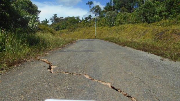 Ada Gempa, Jalan Trans Papua Retak-retak