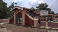 Komplek pemakaman Nyi Ratu Mas Gandasari berlokasi di Desa Panguragan, Kecamatan Panguragan, Kabupaten Cirebon, Jawa Barat. Luasnya 6 hektar. (Sudirman/detikTravel)