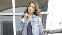 Berbagi suara saat di atas panggung begitu dinikmati Ussy. Foto: Asep Syaifullah