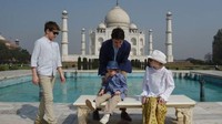 Hadrien bersama ayah dan ibunya berfoto di depan Taj Mahal. Tampak Hadrien yang sulit untuk diatur. Foto: Getty Images