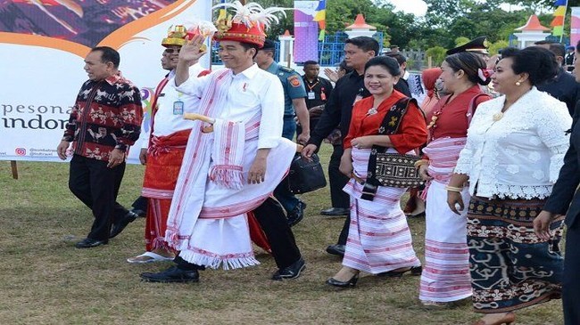 Tas tradisional masyarakat Sumba yang berbahan kulit gaharu pernah terlihat dipakai Iriana Jokowi saat mendampingi sang suami berkunjung ke Sumba, Nusa Tenggara Timur. Foto: Dok. Instagram