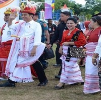Tas tradisional masyarakat Sumba yang berbahan kulit gaharu pernah terlihat dipakai Iriana Jokowi saat mendampingi sang suami berkunjung ke Sumba, Nusa Tenggara Timur. Foto: Dok. Instagram