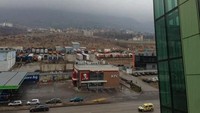 Seorang traveler Italia mendapat pengalaman tak menyenangkan saat menginap di Earth and People Hotel, Sofia, Bulgaria. Ia mendapat kamar yang memiliki pemandangan parkiran truk kontainer dan restoran KFC. (Tripadvisor)
