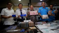 BNN saat memperlihatkan barang bukti tindak pidana pencucian uang (TPPU) dari perdagangan narkoba.