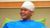 Dewi tersetrum kabel PLN saat berlatih di Situ Cileunca, Pangalengan, Kabupaten Bandung, pada Minggu (11/2/2018) pagi. Akibat kecelakaan tersebut, dia mengalami luka bakar di bagian kepala dan kaki.