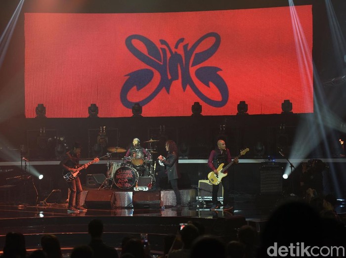 Slank Bicara Cinta di Konser Slank in Love