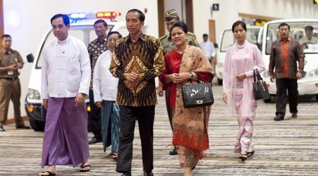Menemani Presiden Jokowi menghadiri KTT ASEAN di Myanmar pada 2014, Iriana membawa tas berbahan ikan pari yang dibuat oleh pengrajin lokal di Boyolali, Jawa Tengah. Foto: Dok. AFP, Istimewa