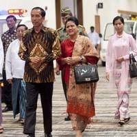 Menemani Presiden Jokowi menghadiri KTT ASEAN di Myanmar pada 2014, Iriana membawa tas berbahan ikan pari yang dibuat oleh pengrajin lokal di Boyolali, Jawa Tengah. Foto: Dok. AFP, Istimewa