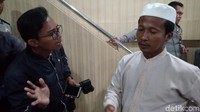 Ustaz Zaini (kanan) diserang 3 remaja pria hingga terluka. Insiden penganiayaan tersebut terjadi pada Sabtu, 24 Februari 2018 saat Zaini hendak ke Masjid Abu Bakar Sidiq di Desa Beringin, Kecamatan Ciwaringin, Kabupaten Cirebon, Jawa Barat. Dia mengaku dibacok dengan sebilah celurit oleh salah satu pelaku. Darah korban bercucuran. (Foto: Sudirman Wamad/detikcom)