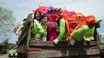Foto: Wanita Pembawa Naga di Cap Go Meh Singkawang