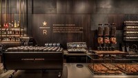 Warna hitam benar-benar mendominasi area coffee theme park milik Starbucks ini. Bahkan gelas dan mesin kopinya juga berwarna hitam, lho! Foto: Istimewa