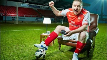 Setelah bermain FIFA 15 selama 48 jam 49 menit 41 detik, Christopher Cook sukses mencatatkan namanya di buku rekor dunia sebagai orang yang memainkan game bertema sepakbola terlama. Foto: Internet