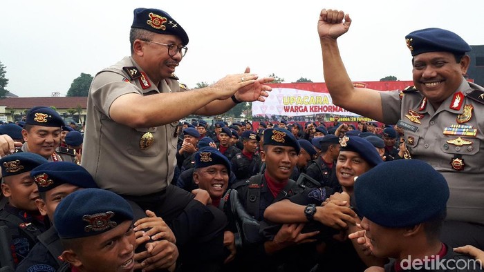 Jadi Warga Kehormatan, Pejabat Humas Polri Diarak Prajurit Brimob