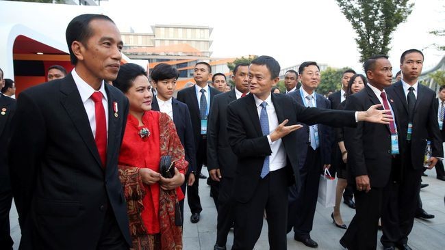 Saat mendampingi Jokowi ke China untuk bertemu pendiri sekaligus CEO Alibaba, Jack Ma pada September 2016 misalnya, Iriana terlihat membawa clutch hitam dengan hiasan songket. Tas jenis clutch itu merupakan buatan dari wanita Indonesia bernama Aulia R. Rusdi. Aulia adalah pemilik brand Lungsin yang memang memproduksi tas dengan bahan baku wastra nusantara. Foto: Dok. AFP, Istimewa