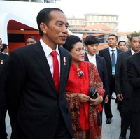 Saat mendampingi Jokowi ke China untuk bertemu pendiri sekaligus CEO Alibaba, Jack Ma pada September 2016 misalnya, Iriana terlihat membawa clutch hitam dengan hiasan songket. Tas jenis clutch itu merupakan buatan dari wanita Indonesia bernama Aulia R. Rusdi. Aulia adalah pemilik brand Lungsin yang memang memproduksi tas dengan bahan baku wastra nusantara. Foto: Dok. AFP, Istimewa
