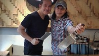 Kalau yang ini lagi masak bareng sama kungfu Chef Muto. Di meja tepanyaki sudah siap masakan yang akan diolah. Wataw! Foto: Instagram