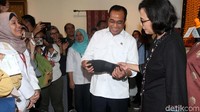 Kedua menteri kabinet kerja Presiden Joko Widodo (Jokowi) itu tiba di lokasi sekitar pukul 10.20 WIB. Begitu tiba di lokasi, keduanya langsung menuju tempat penyimpanan barang yang dilelang.
